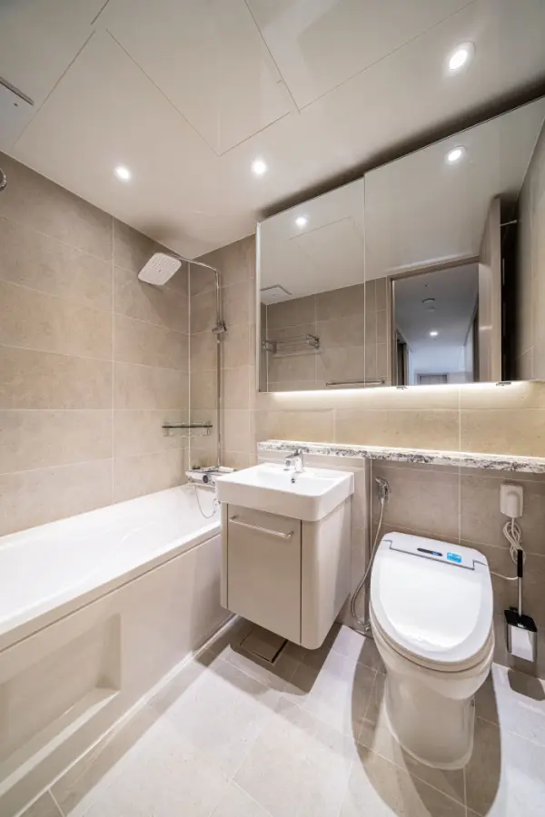 베이지톤 욕조 욕실, 따뜻하고 편안한 휴식공간